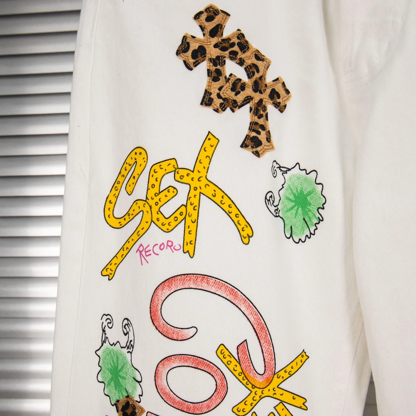 P240 Chrome Hearts & Chrome Hearts high street jeans with leopard print and vintage graffiti paintings on a white background. Chrome Hearts are the most popular pants in color. Made of beaded canvas fabric, heavy washing makes the upper body of the fabric more textured and the pants are tall and straight! The three-dimensional cutting of the whole trousers is a masterpiece! The hardware is customized by zp. The beaded canvas fabric is thick and soft after being washed. It has good breathability. Customized small leather label. Unique design. The details are simple and elegant, and the workmanship is exquisite. The whole trousers are neatly routed and the details are in place! Trendy people have been disappointed. From the quality selection of fabrics, the tailoring of details, and the matching of patterns, everything is impeccable! The upper body is so handsome when worn...it can be easily worn by men, women and children! The craftsmanship is made of heavy-duty washed pure cotton denim fabric. After washing, it is soft and thick. It is very stylish when worn on the body. Style number: 1782# Color: white Size: 28 30 32 34 (S-XL)